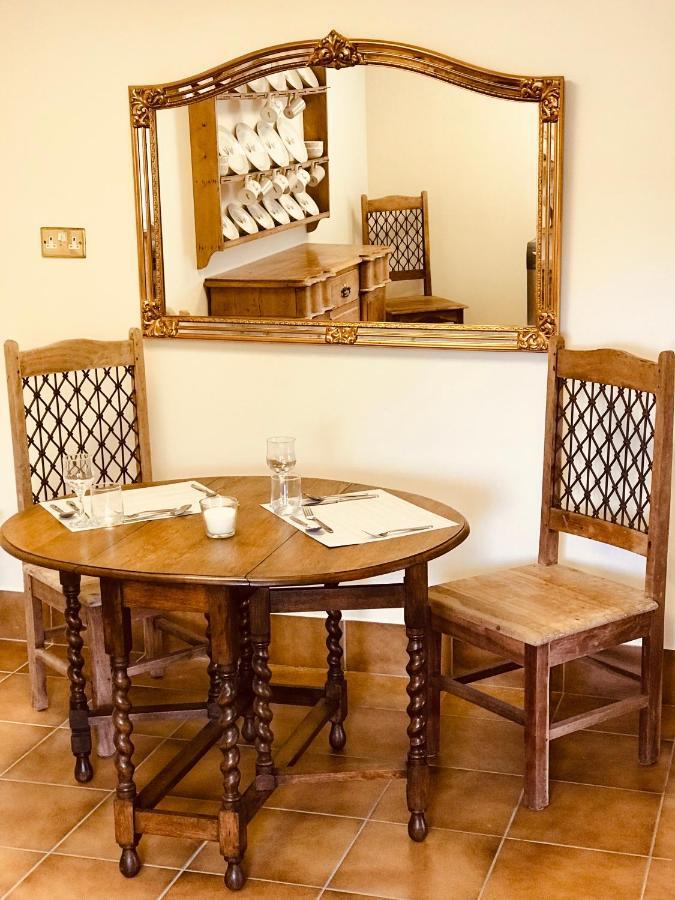Charming Hen Cottage Countryside Retreat Lincoln Newball ภายนอก รูปภาพ