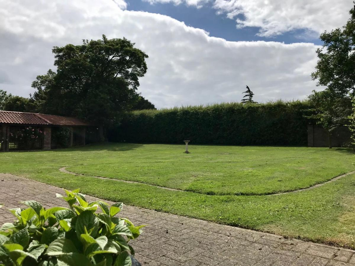 Charming Hen Cottage Countryside Retreat Lincoln Newball ภายนอก รูปภาพ