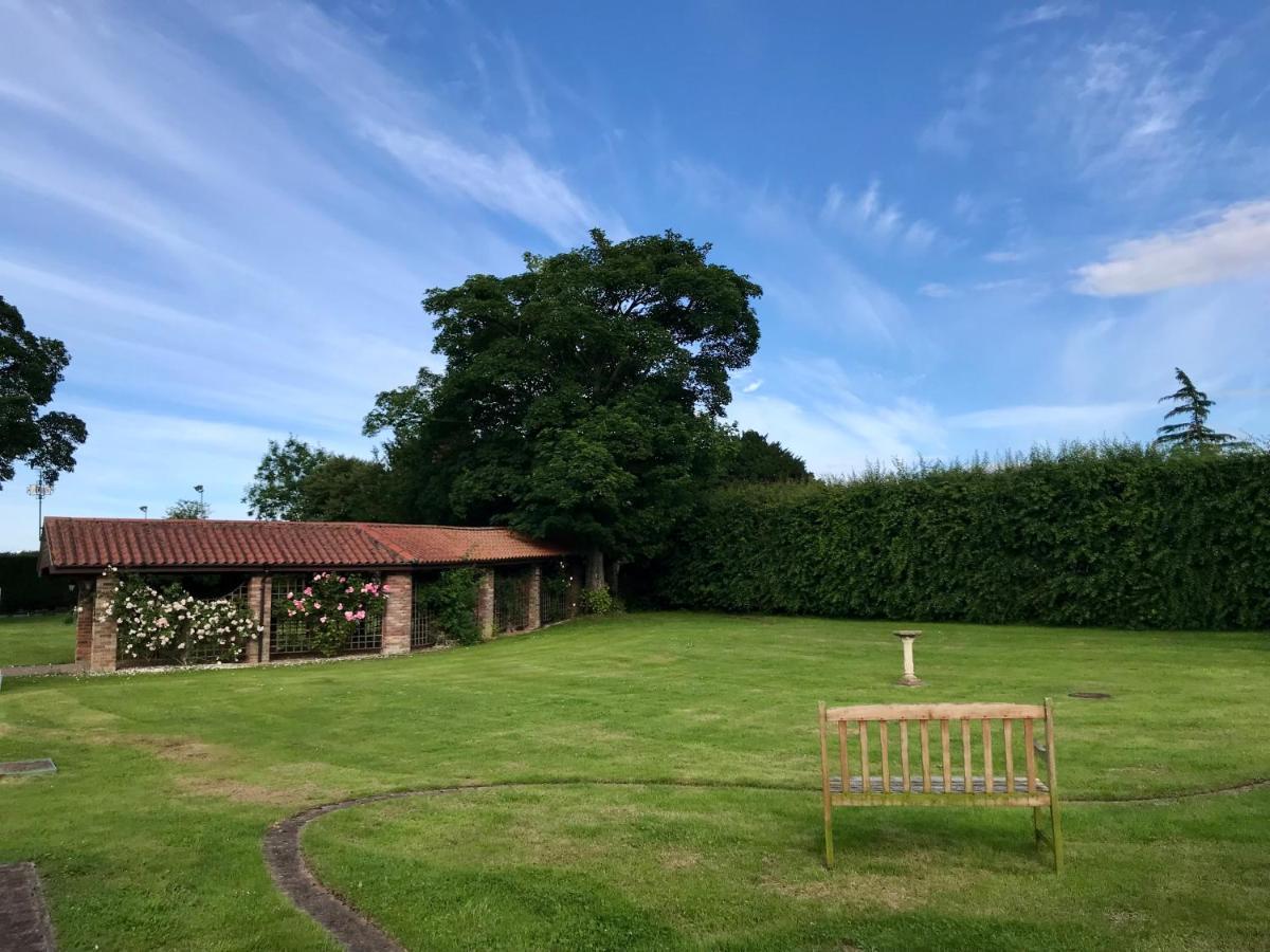 Charming Hen Cottage Countryside Retreat Lincoln Newball ภายนอก รูปภาพ