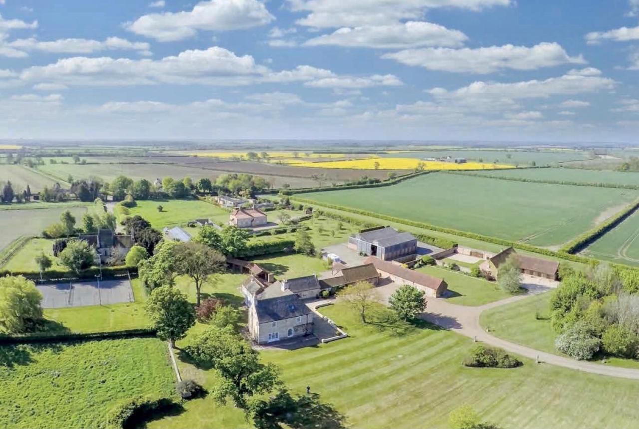 Charming Hen Cottage Countryside Retreat Lincoln Newball ภายนอก รูปภาพ