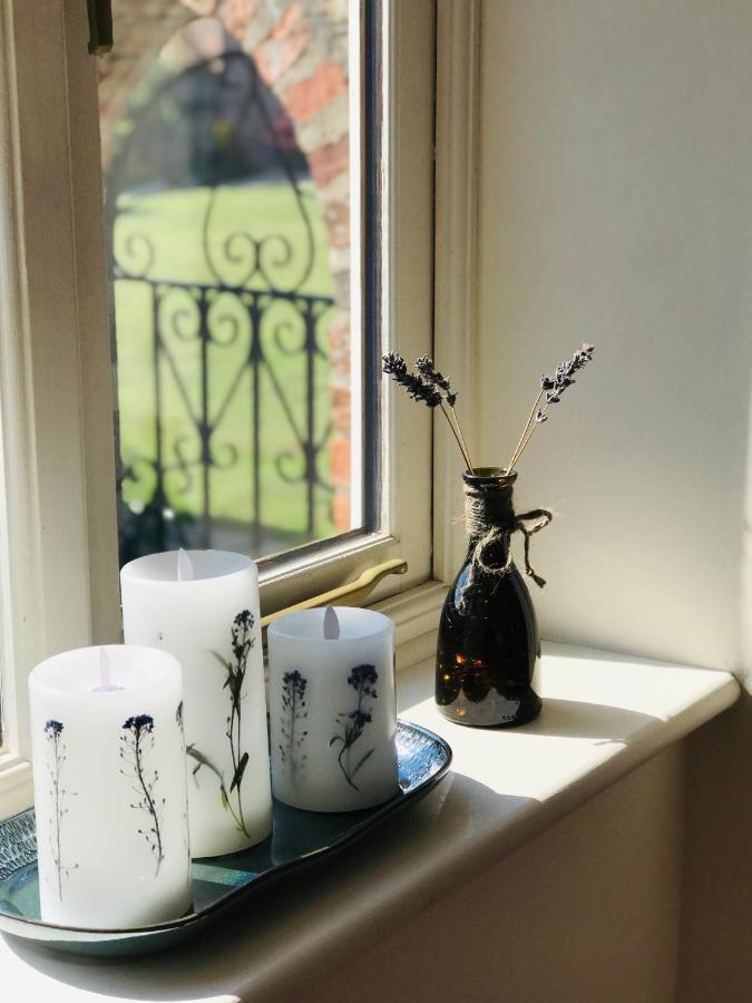 Charming Hen Cottage Countryside Retreat Lincoln Newball ภายนอก รูปภาพ