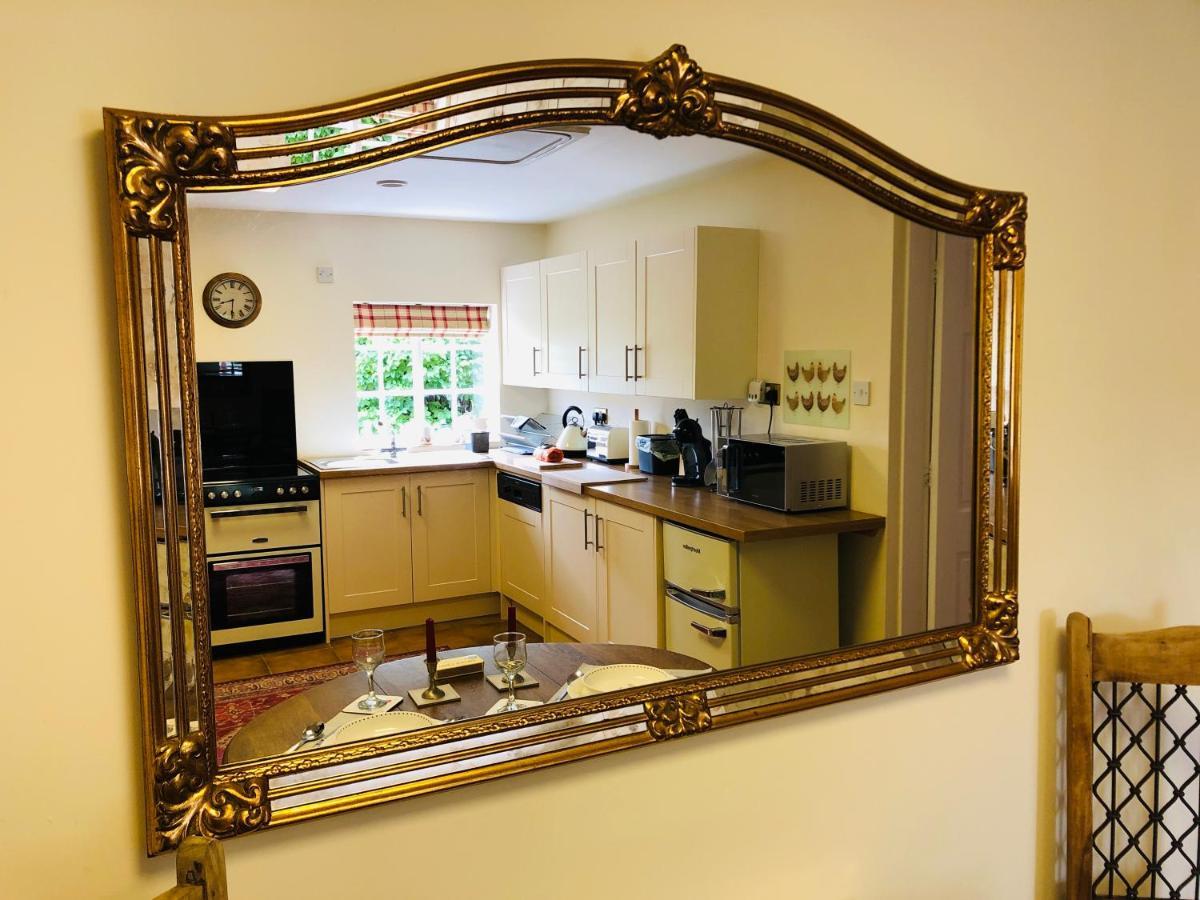 Charming Hen Cottage Countryside Retreat Lincoln Newball ภายนอก รูปภาพ