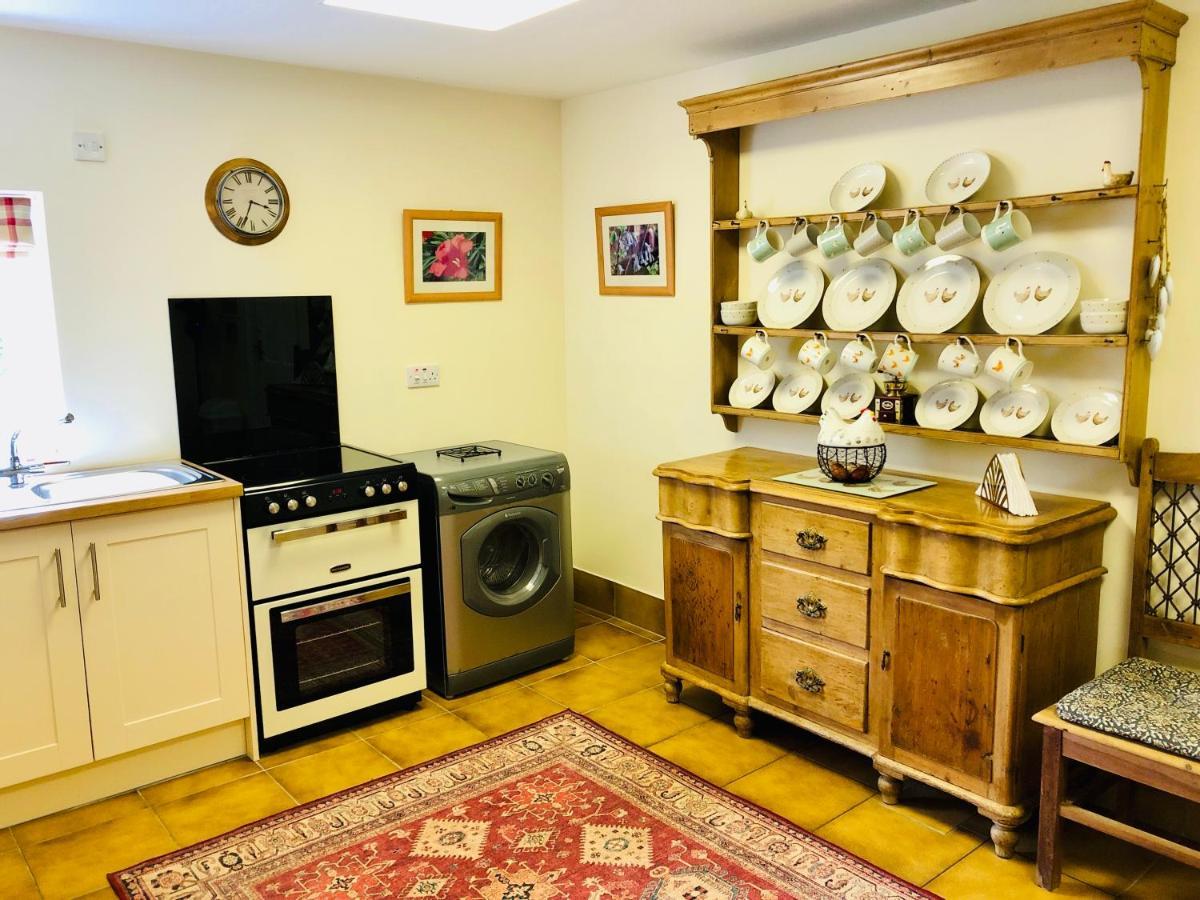 Charming Hen Cottage Countryside Retreat Lincoln Newball ภายนอก รูปภาพ