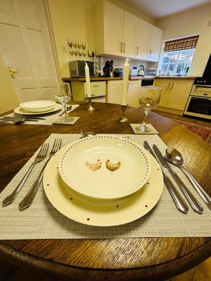 Charming Hen Cottage Countryside Retreat Lincoln Newball ภายนอก รูปภาพ