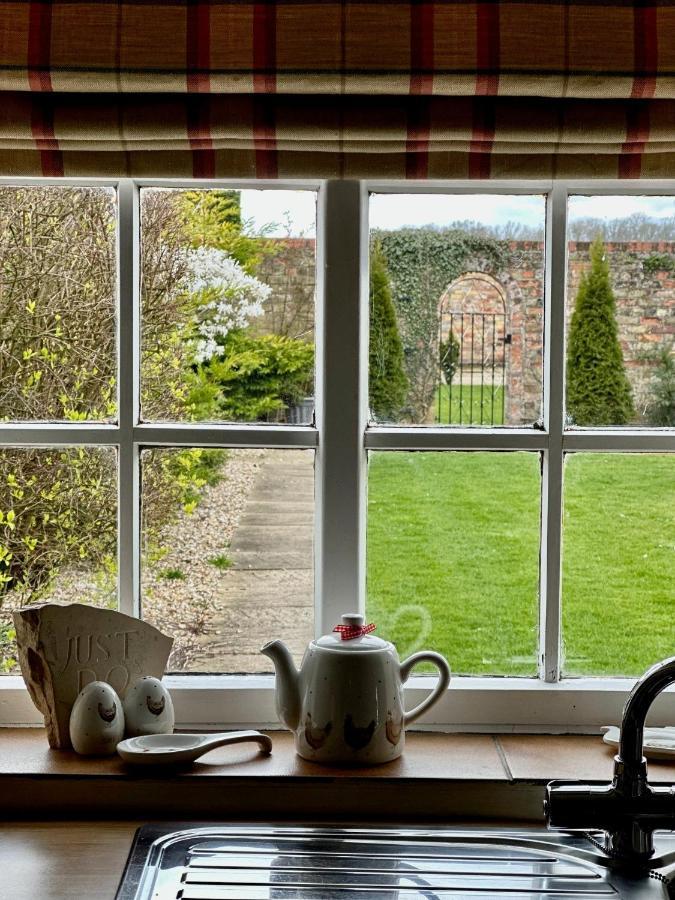 Charming Hen Cottage Countryside Retreat Lincoln Newball ภายนอก รูปภาพ