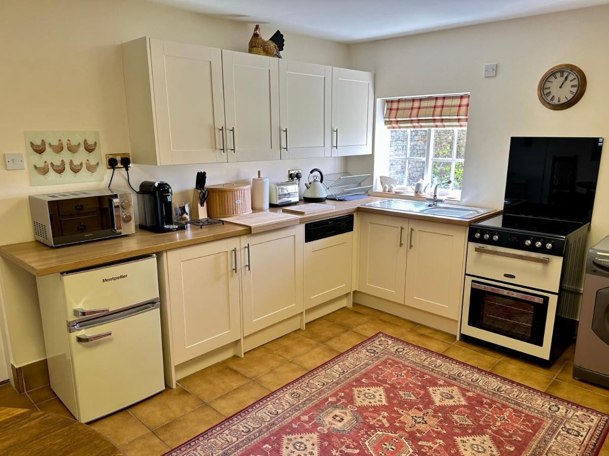Charming Hen Cottage Countryside Retreat Lincoln Newball ภายนอก รูปภาพ