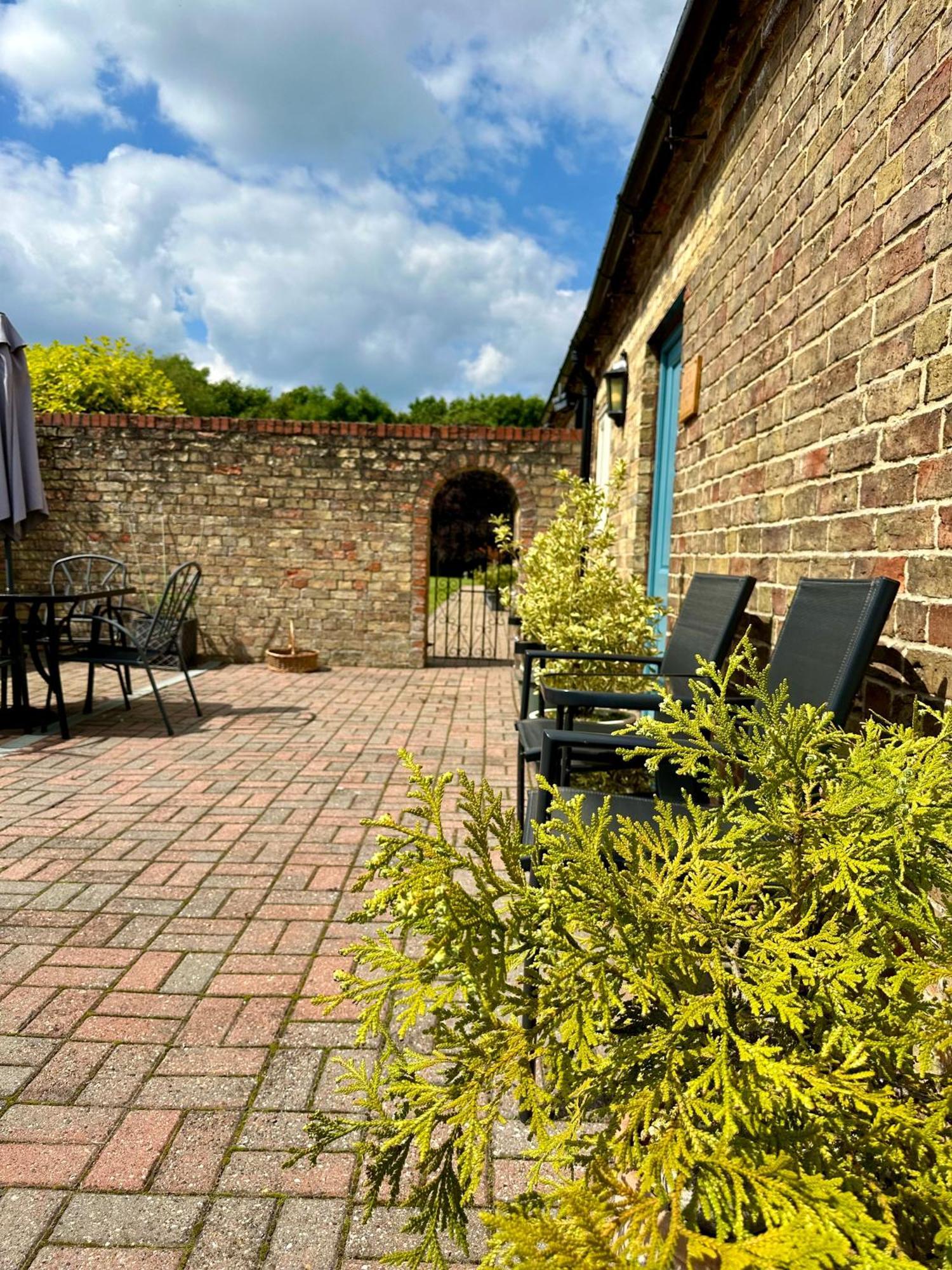 Charming Hen Cottage Countryside Retreat Lincoln Newball ภายนอก รูปภาพ