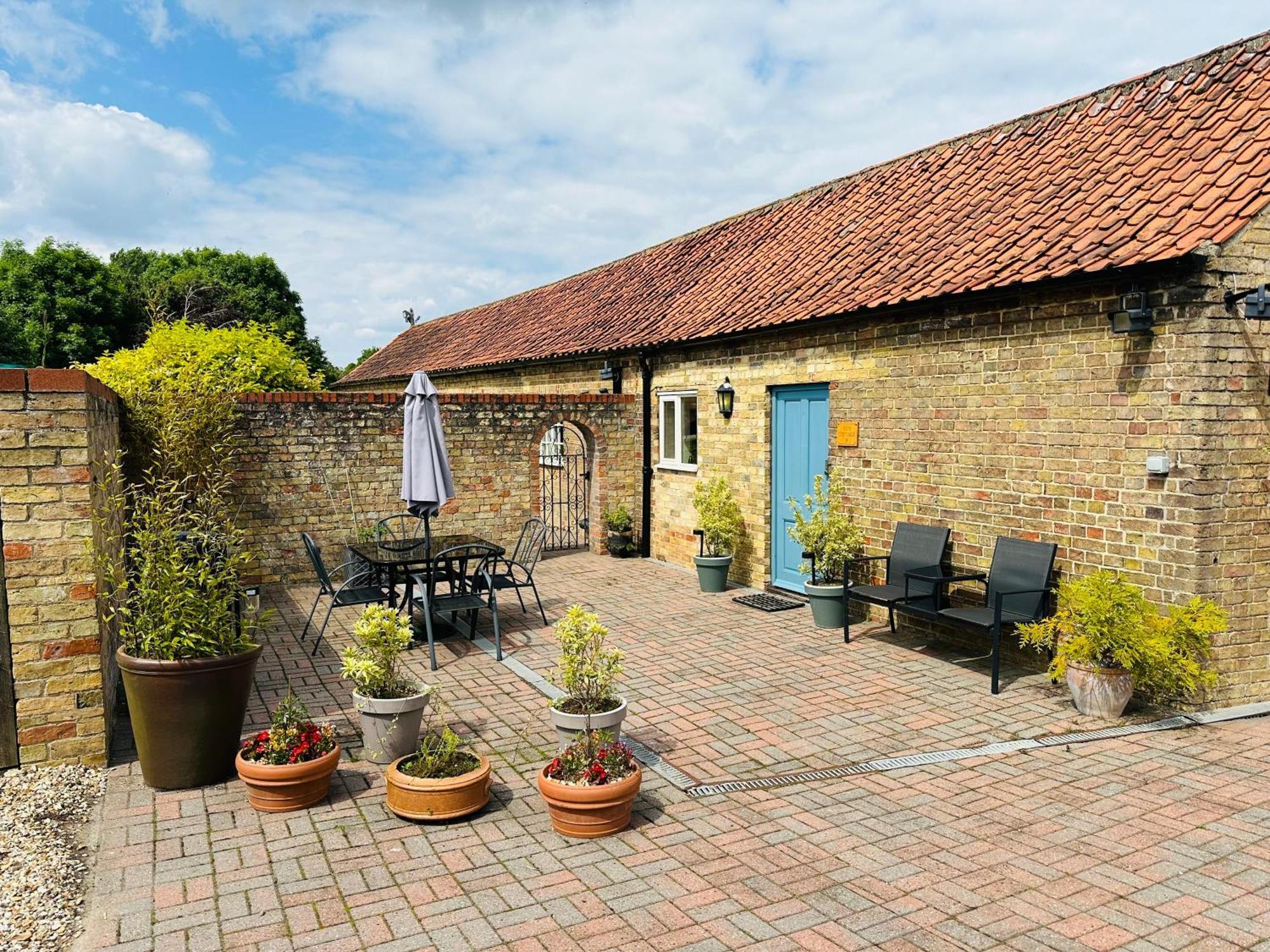 Charming Hen Cottage Countryside Retreat Lincoln Newball ภายนอก รูปภาพ