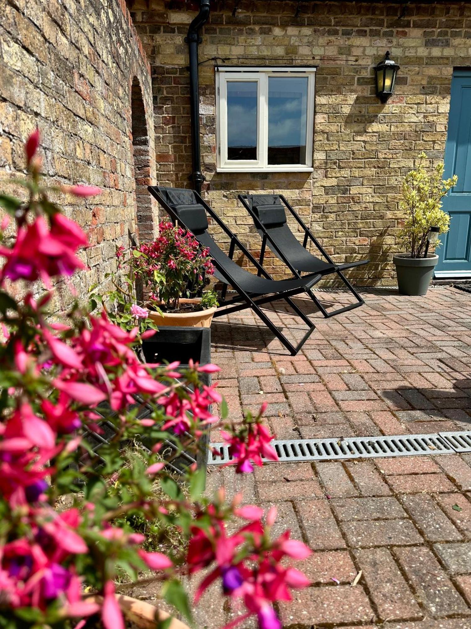 Charming Hen Cottage Countryside Retreat Lincoln Newball ภายนอก รูปภาพ